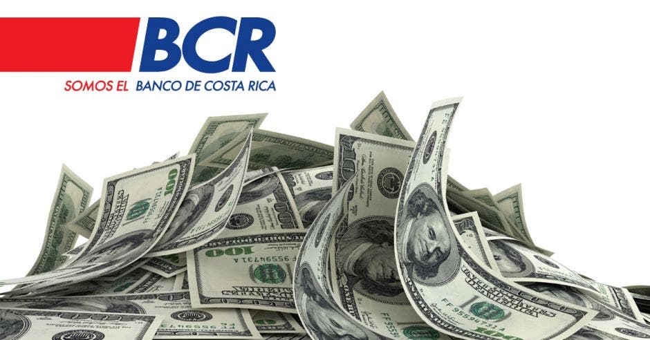 puñado de dólares con logo de Banco de Costa Rica en superior izquierdo