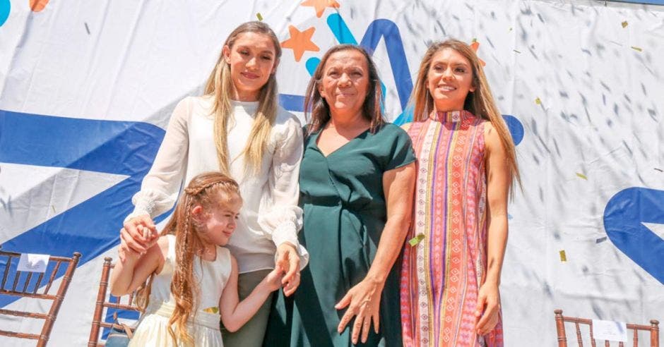 Las hermanas Vargas y su entrenadora y madre, Dixiana Mena