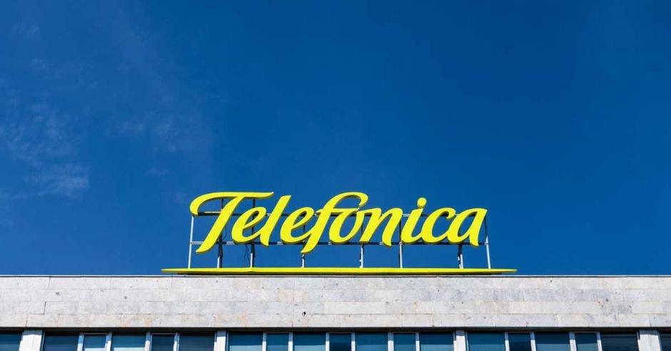 Letrero de Telefónica en un edificio