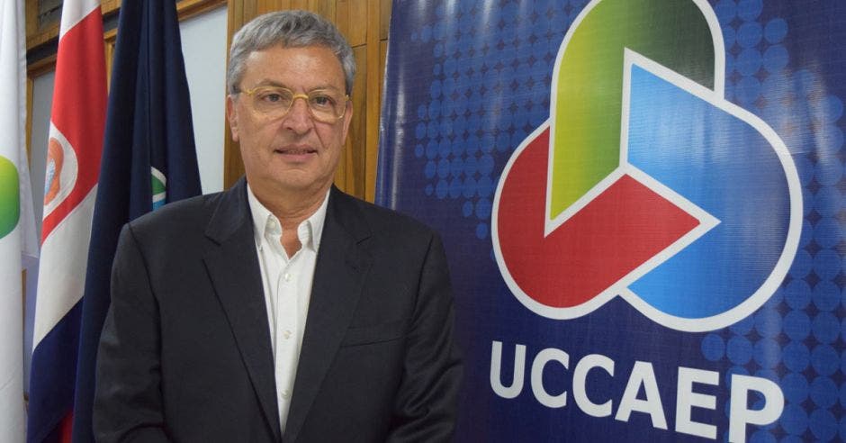 Álvaro Sáenz posa al ser nombrado presidente de Uccaep