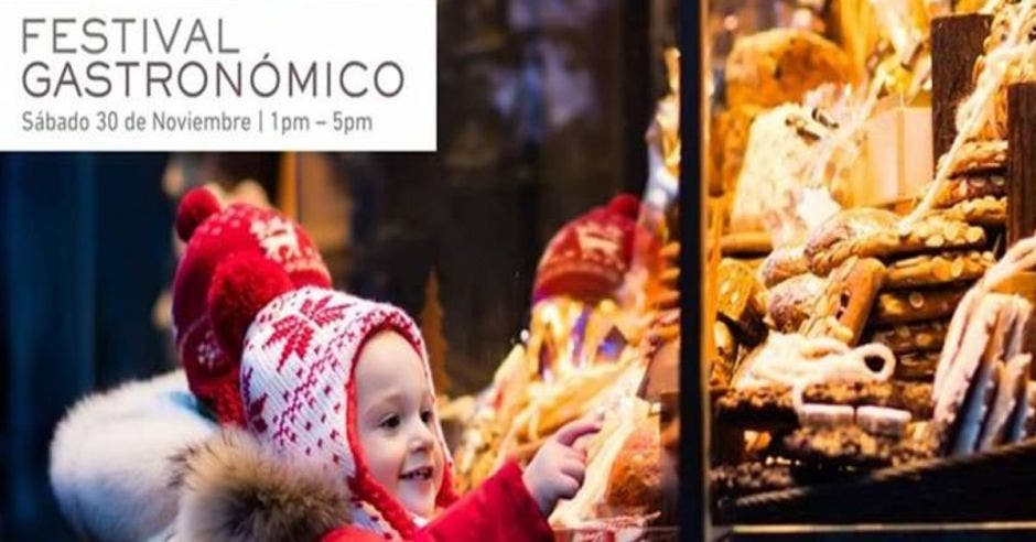 Niño en feria gastronómica