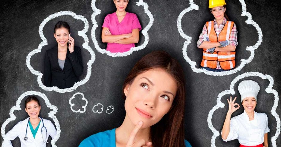 Una mujer pensando qué estudiar y alrededor de ella varias mujeres con uniformes de diversas profesiones