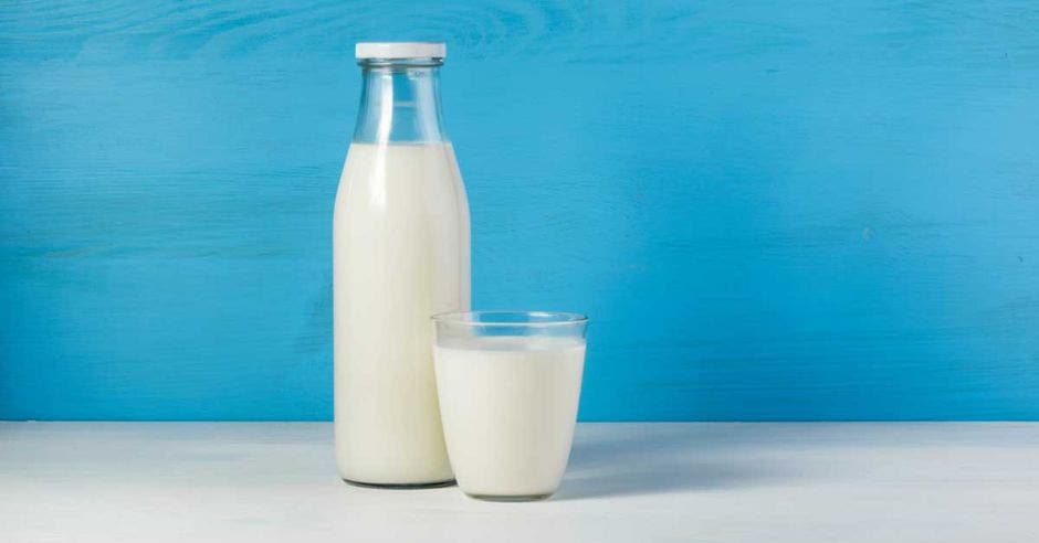 Una botella de leche y un vaso de leche