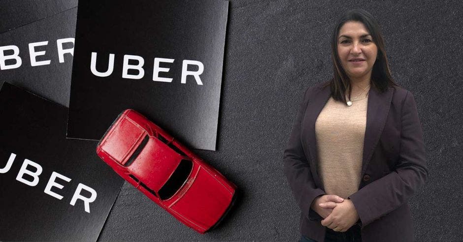 Carolina Coto posa sobre un fondo de carros de Uber