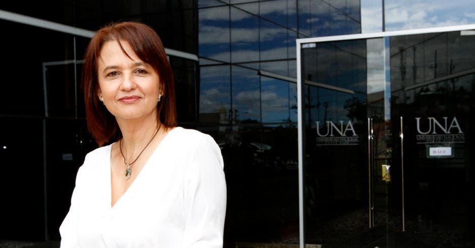 “Los posgrados permiten obtener una formación sólida, académica y profesional integral, y en la Universidad Nacional se hace énfasis en la visión humanista”, destacó Mayela Coto, directora del Sistema de Estudios de Posgrados de la Universidad Nacional.   Esteban Monge/LA REPÚBLICA.  