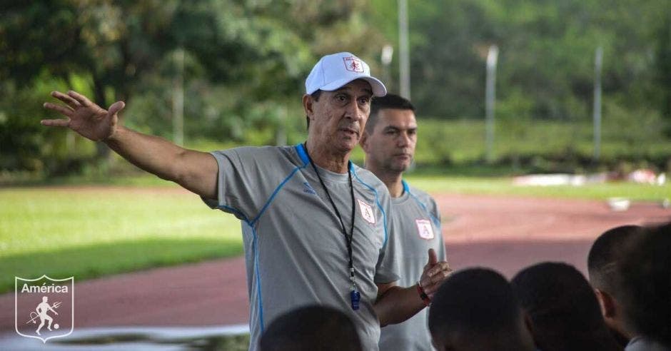 guimaraes dando instrucciones