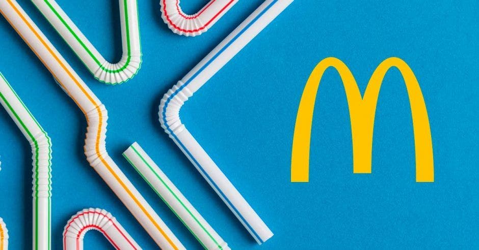 Varias pajillas de diversos colores junto al logo de McDonald's