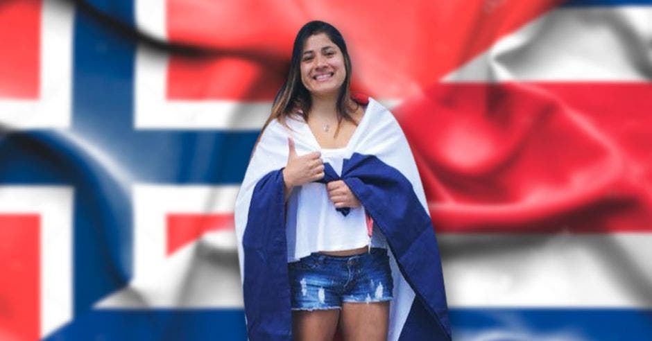 mujer con banderas de noruega y costa rica