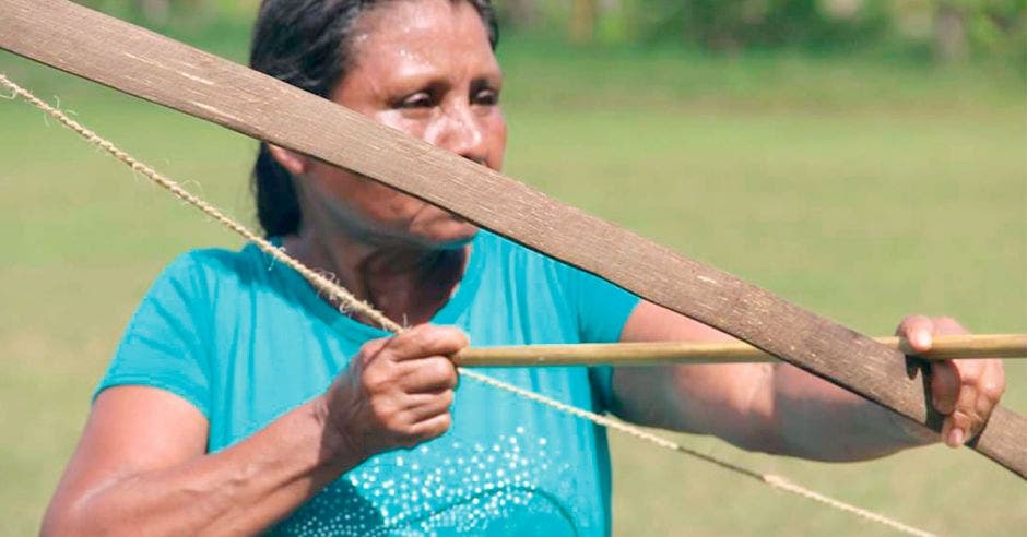 mujer con arco y flecha