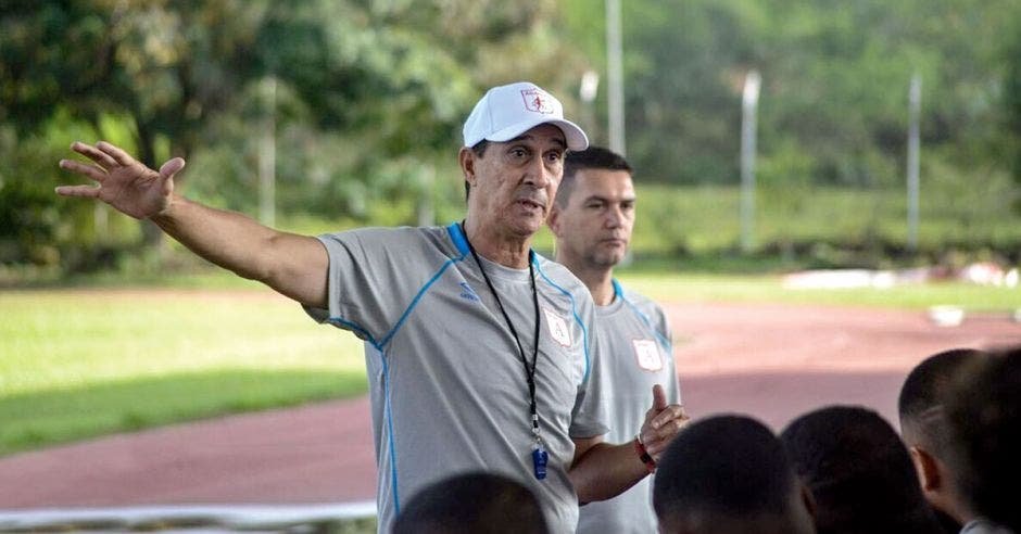 Guima con una gorra blanca dando instrucciones en un entrenamiento