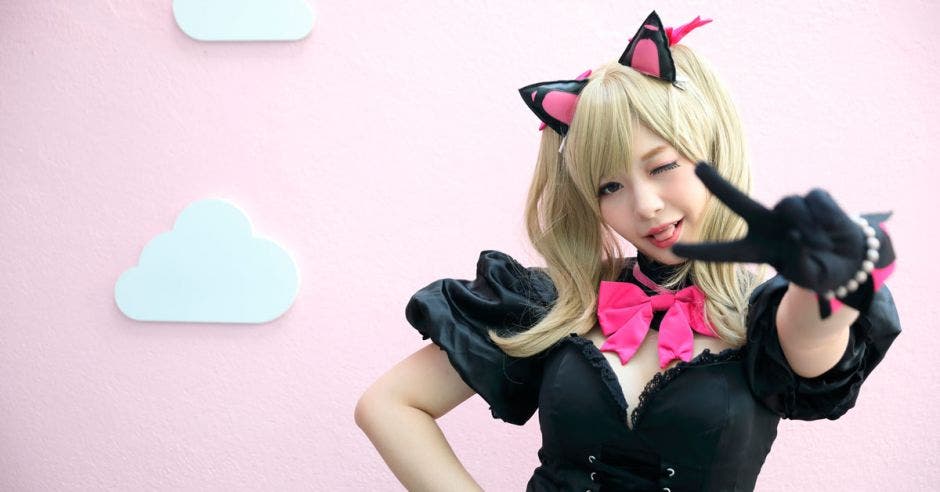 Una mujer con un cosplay de un gatito