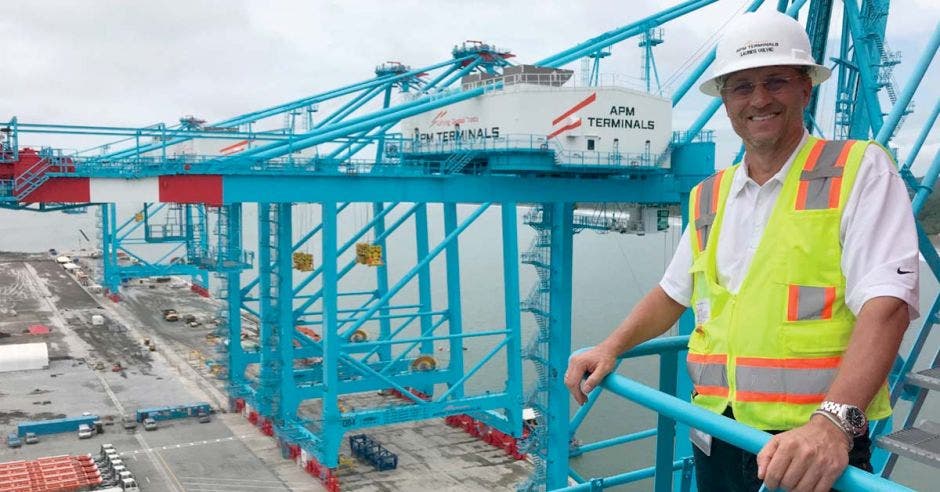 Laurids Uglvig, director del proyecto de la Terminal de Contenedores de Moín, subido en una grúa