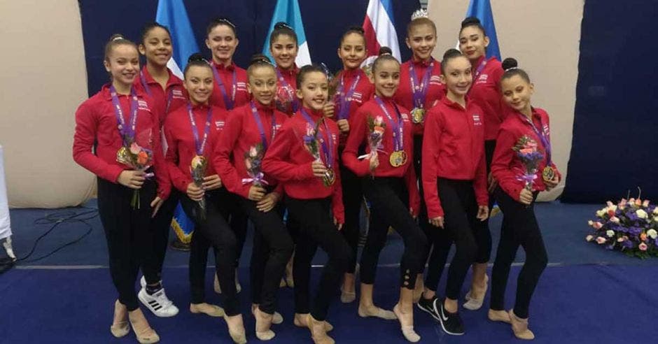 mujeres en fila con medallas