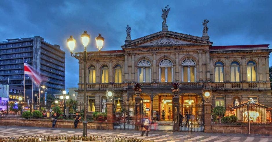 La fachada del Teatro Nacional mientras está atardeciendo