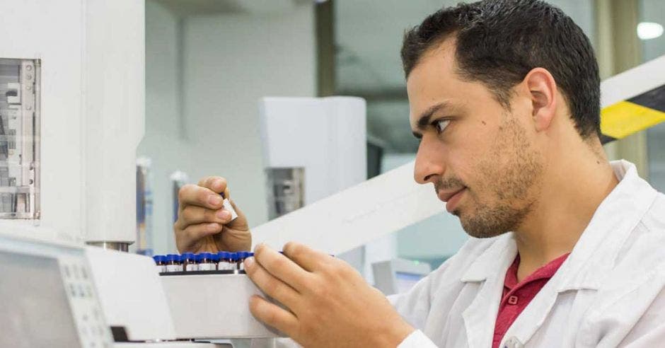 Un hombre hace pruebas de laboratorio