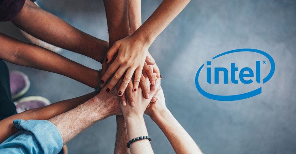 manos unidas de diferentes personas con logo de intel al lado derecho