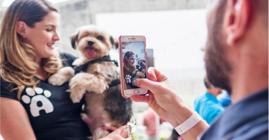 Mujer con perro mientras le toman foto