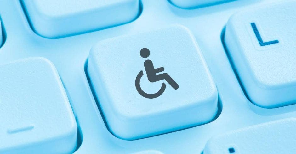 teclado de computadora celeste con una persona en silla de ruedas