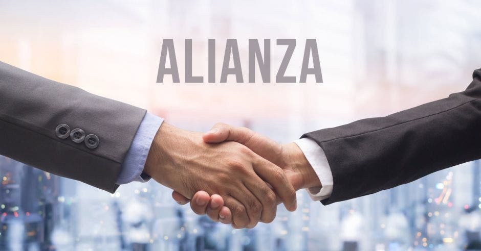 dos personas se dan la mano en señal  de trato  con la palabra alianza encima