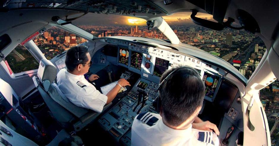 Dos pilotos en cabina