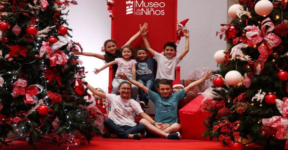 niños con árboles de Navidad