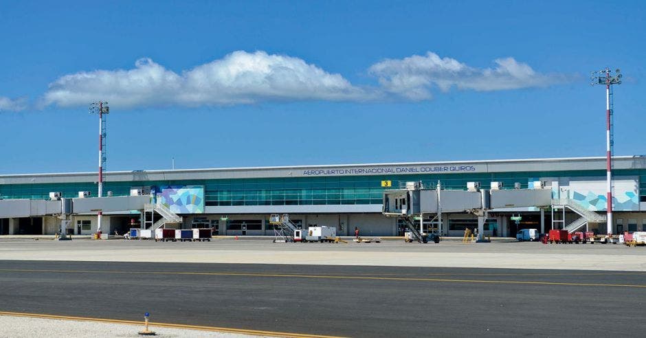 Toma de la pista y terminal del aeropuerto Daniel Oduber en un día soleado con la presencia de pocas nubes.