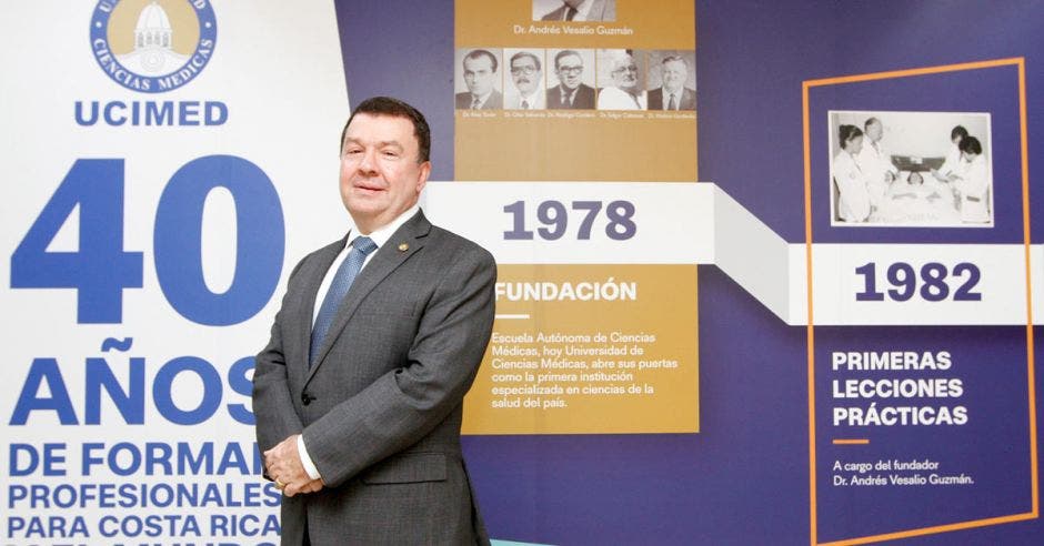 El doctor Pablo Guzmán Stein, rector de UCIMED posando en esa universidad