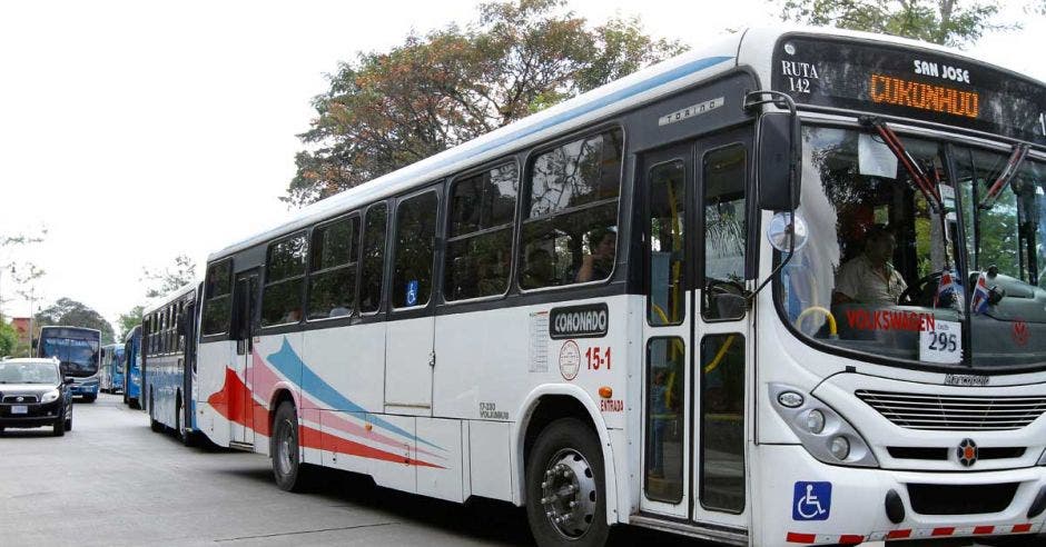 Un bus de Coronado color blanco