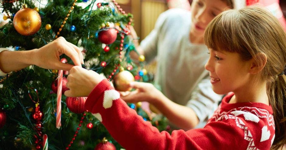 niños decorando árbol