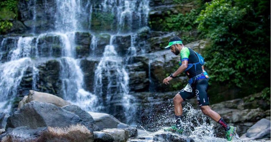 HOMBRE CORRE CERCA DE CATARATA