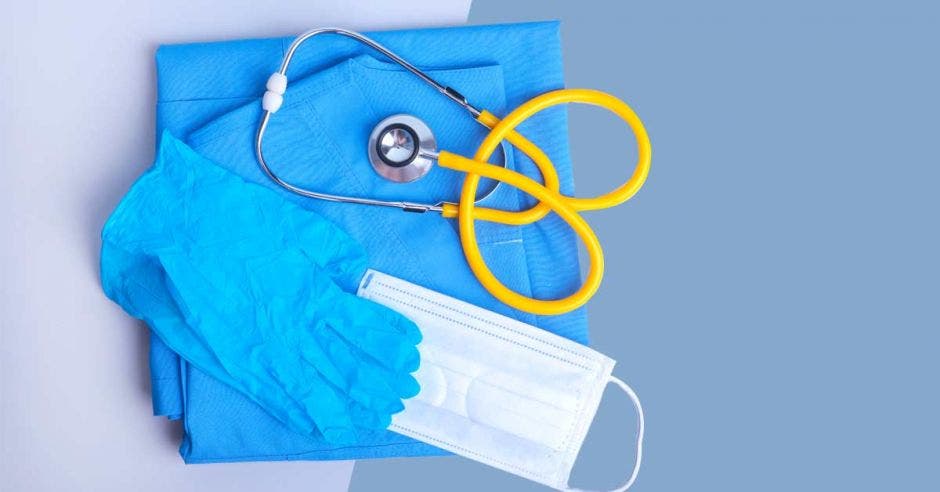 Guantes, cubrebocas y un estetoscopio de doctor