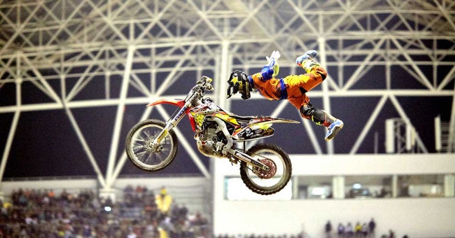 moto en el aire en el estadio