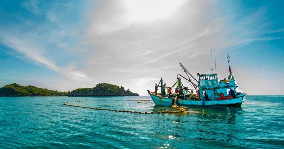 Un buque de pesca en altamar