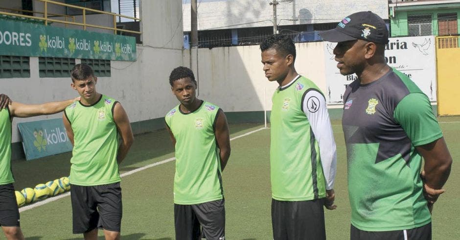 Tres jugadores de Limón FC junto a Ricardo Allen, director técnico del equipo