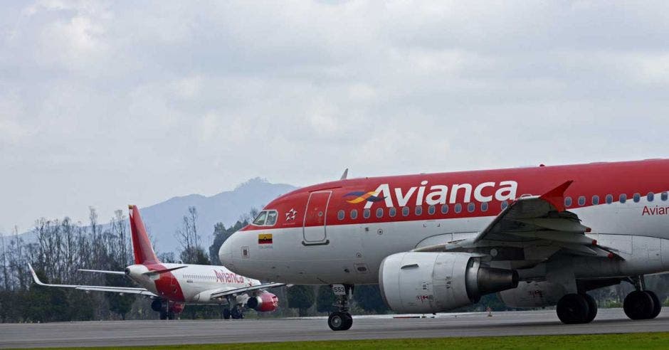 Dos aviones de Avianca en una pista de aterrizaje