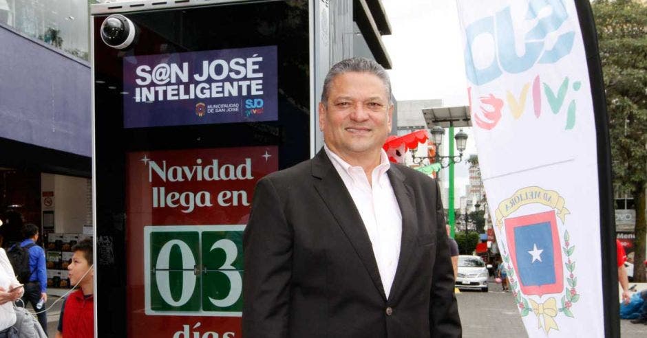 Johnny Araya posa junto a una pantalla digital en el centro de San José