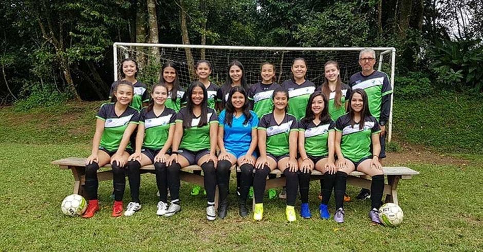 muchachas posando en cancha