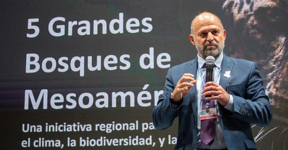 Carlos Manuel Rodríguez, ministro de ambiente, expone frente a un auditorio en la COP25