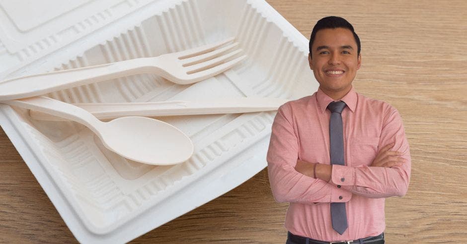 Roberto Coto posa junto a utensilios de material biodegradable color blanco