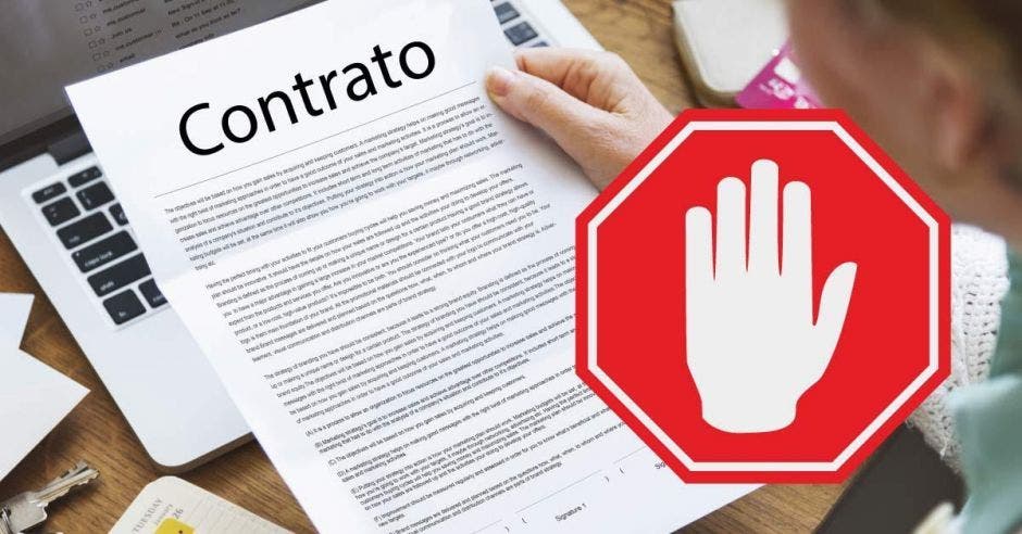 Signo de mano de alto evita que se firme un papel que representa un contrato