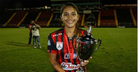 mujer con camiseta de liga y trofeo