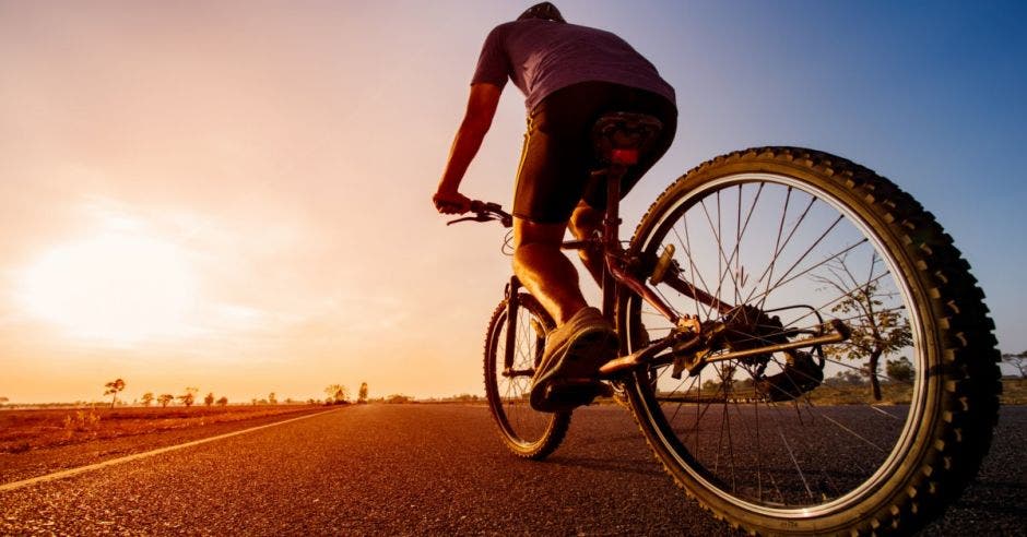 hombre en bicicleta