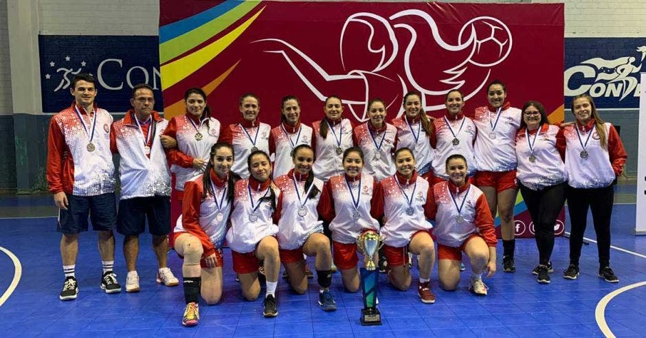 mujeres posan con trofeo