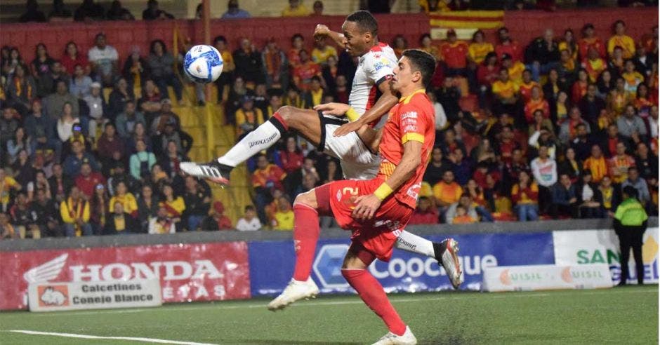 junior diaz pelea una pelota con rubio de herediano