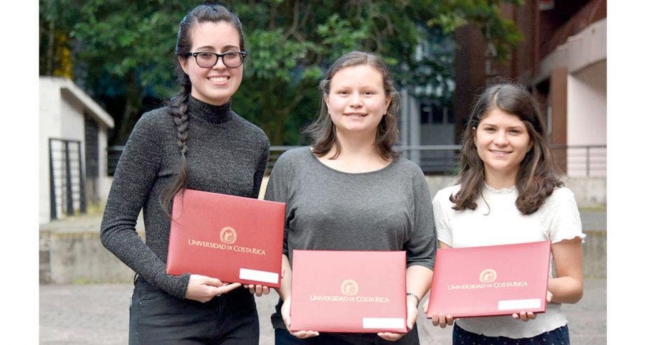 De izquierda a derecha aparecen Raquel Gutiérrez, primer lugar del examen de admisión de la UCR; acompañada por Angélica Navarro y Andreína Quesada, segundo y tercer puesto, respectivamente.