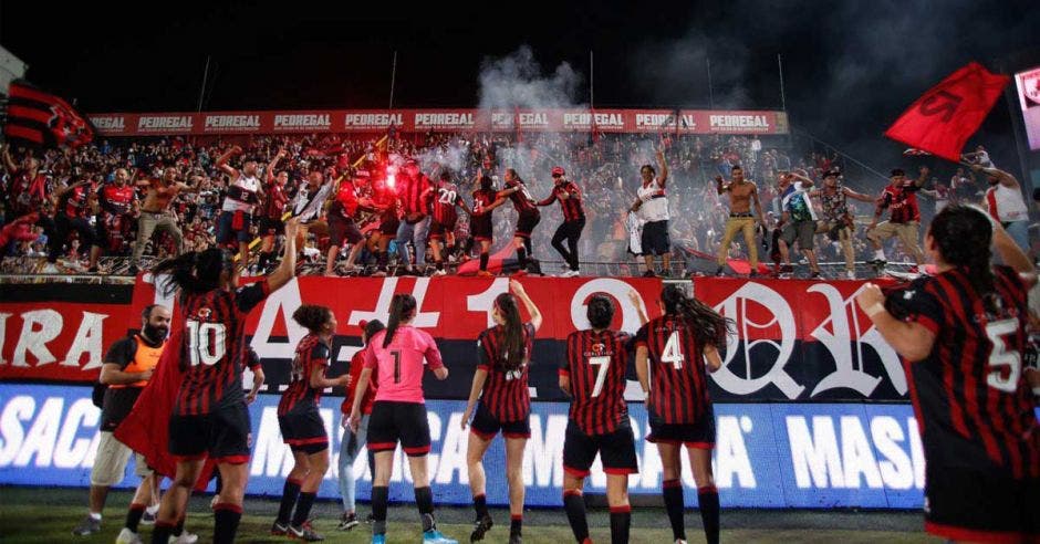 MUJERES CELEBRAN CON AFICION