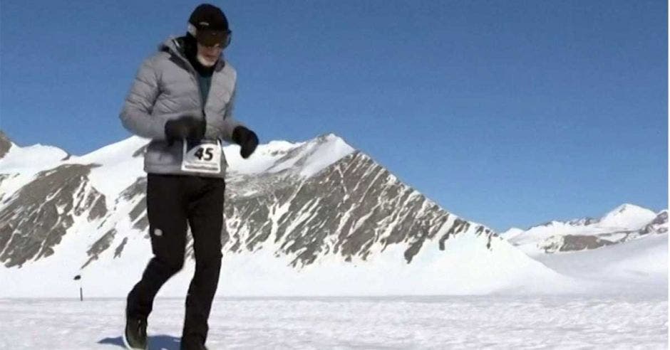 hombre corre en el hielo