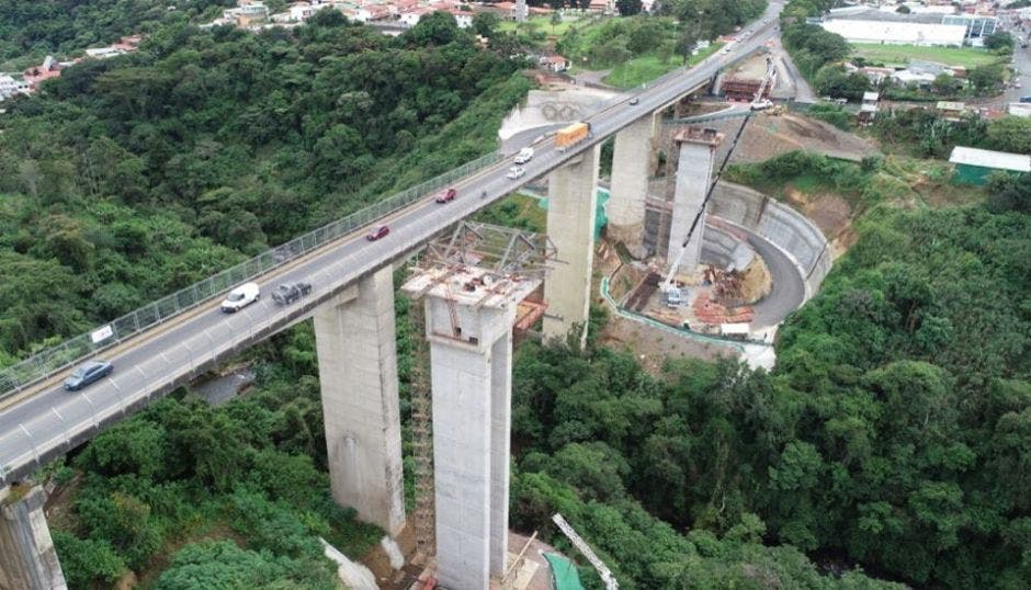 Construcción del puente sobre el río Virilla, a la altura del estadio Ricardo Saprissa