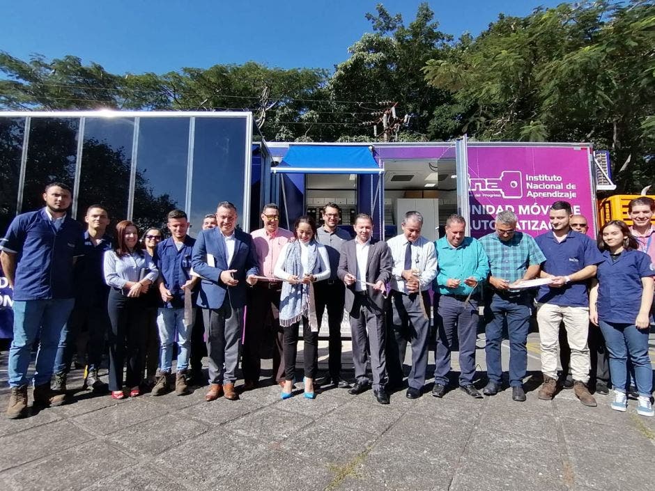 El INA presenta su nueva Unidad Móvil de Automatización