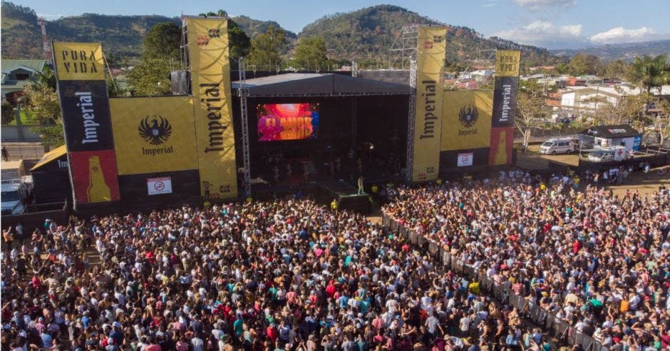 Multitud en concierto